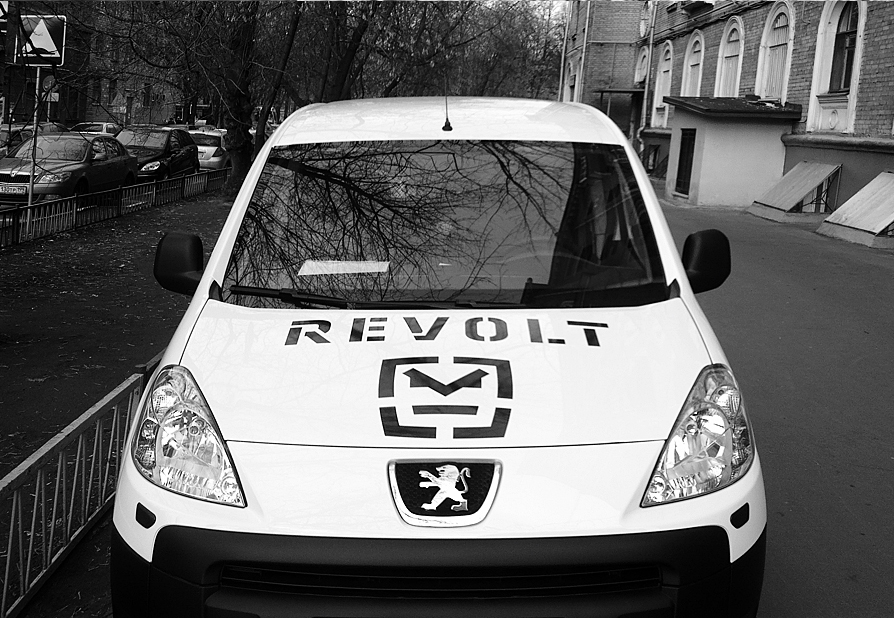 Брендирование  авто Revolt
